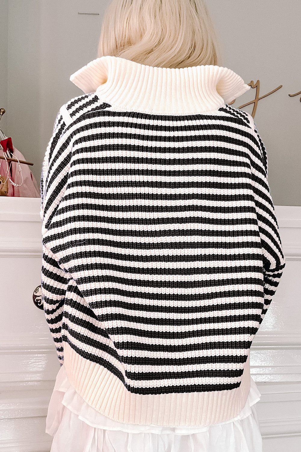 Pull noir à rayures, col zippé, épaules tombantes