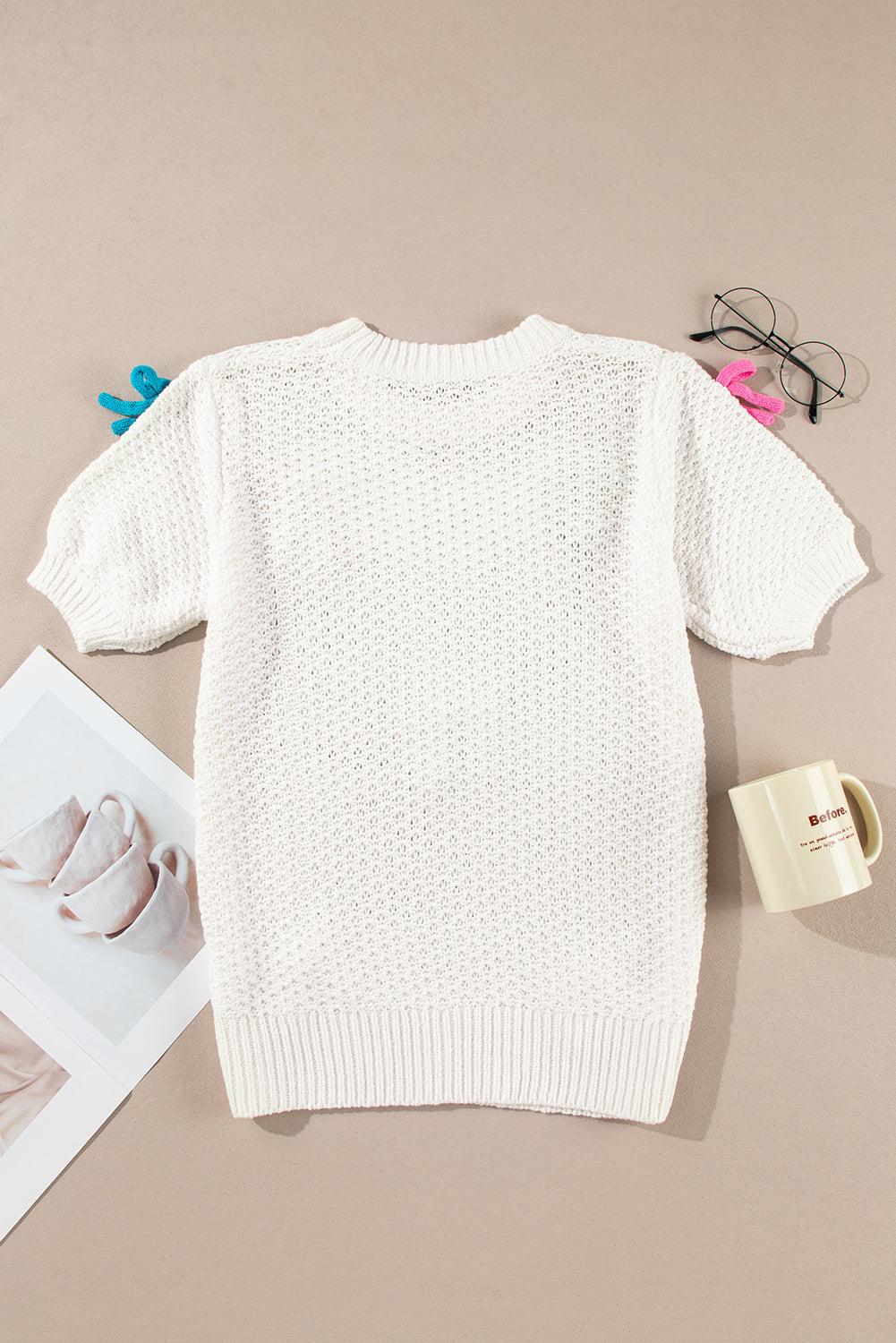 Pull blanc à manches courtes et col montant en tricot avec nœud coloré