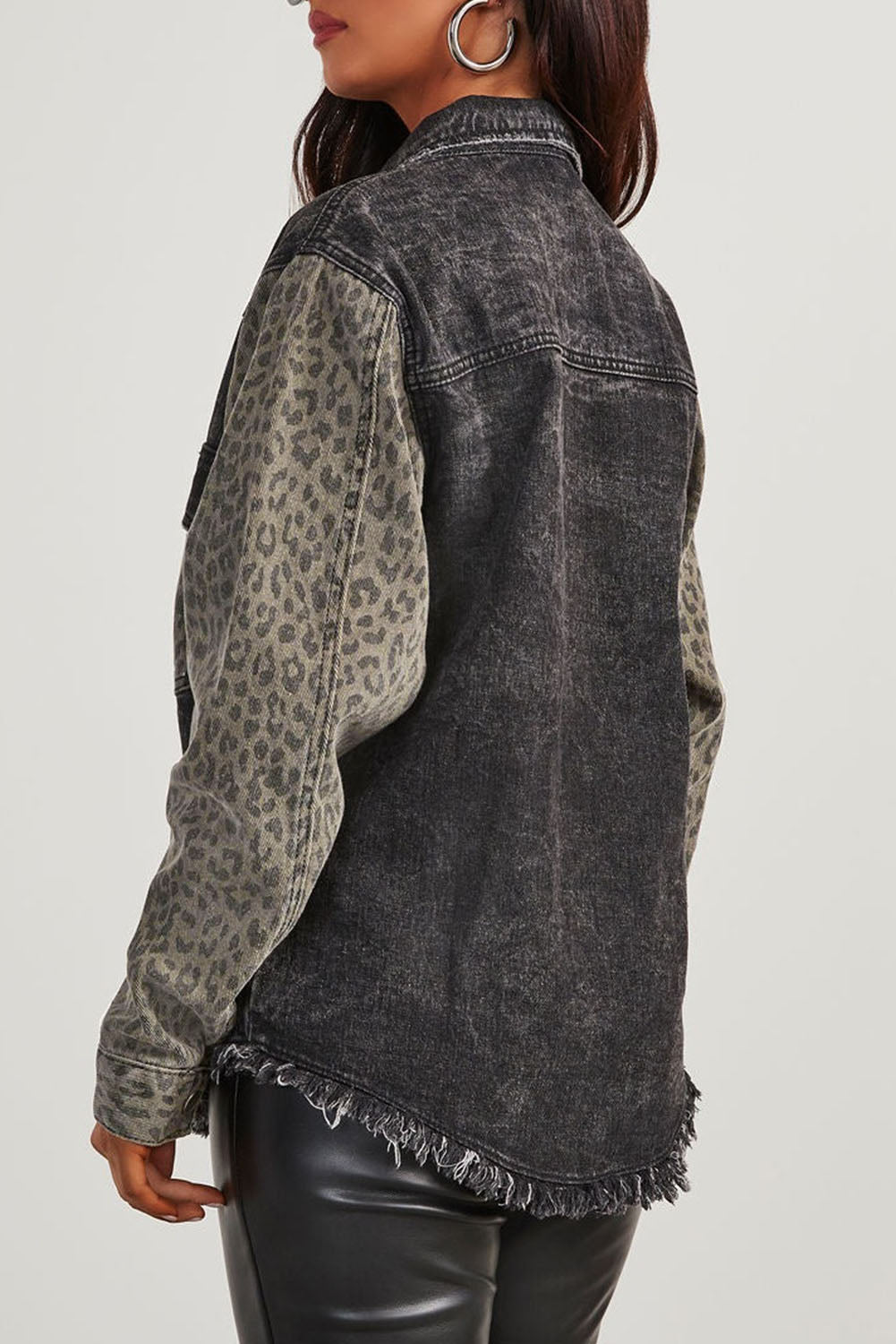 Chaqueta de mezclilla de dobladillo crudo de bolsillo de parche de leopardo negro