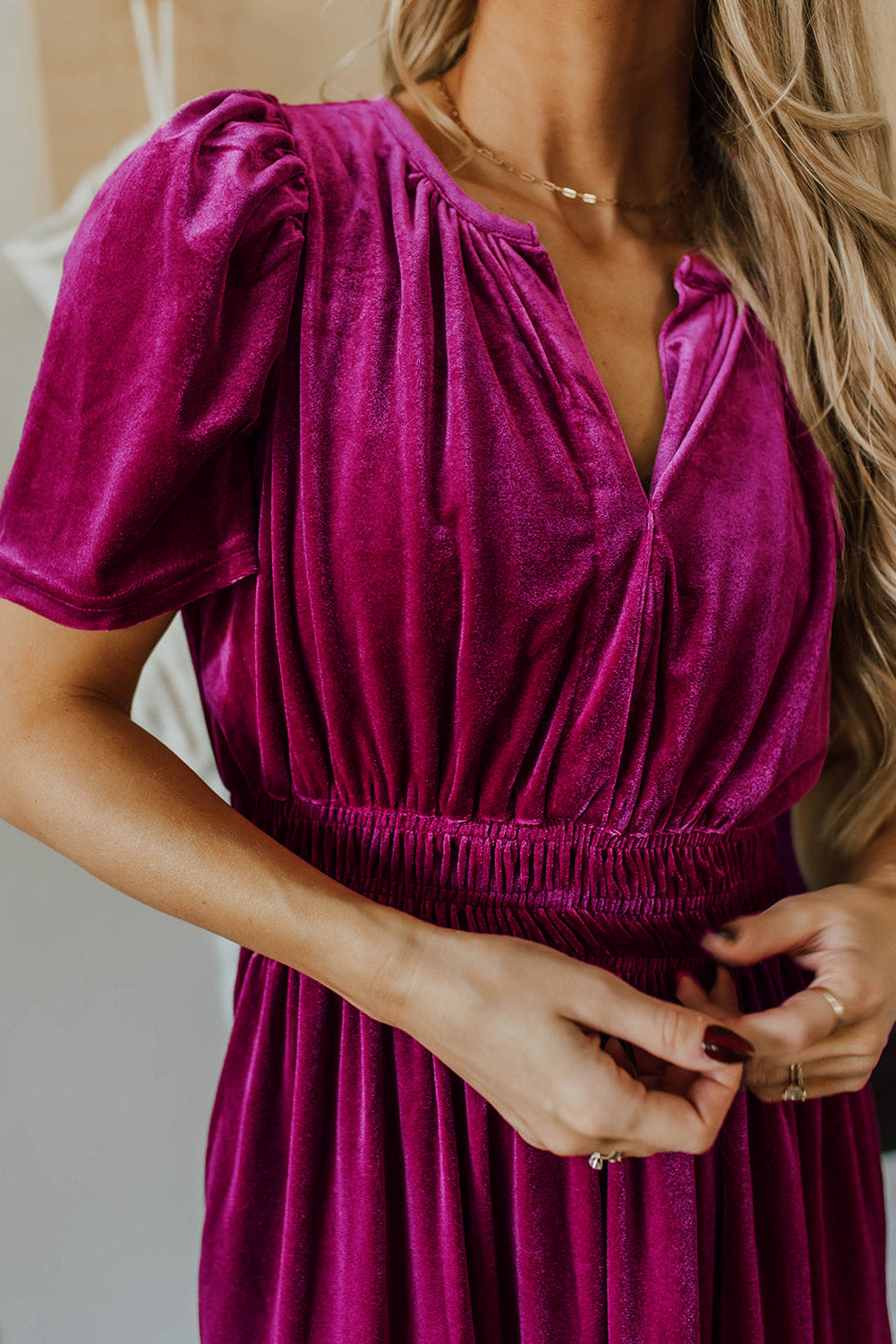 Robe longue en velours Dahlia rouge à manches courtes et taille froncée à plusieurs niveaux