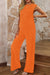 Camiseta con textura naranja y pantalones anchos