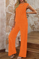 Camiseta con textura naranja y pantalones anchos