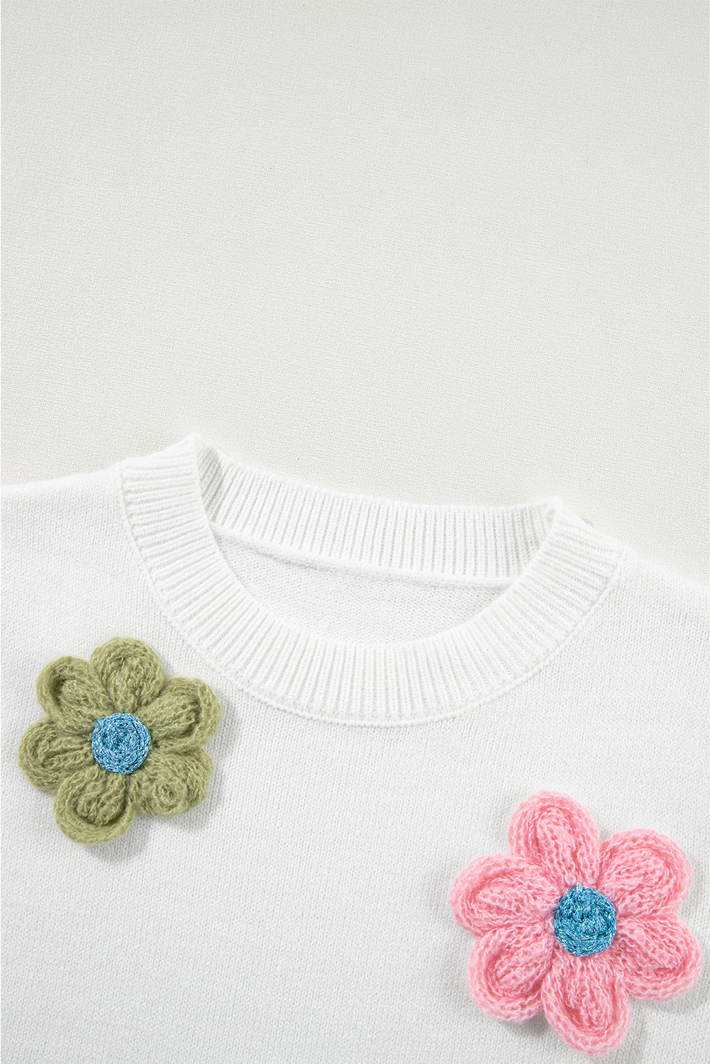 Weiß niedliche Blumenapplikation kurzärmeliger Pullover