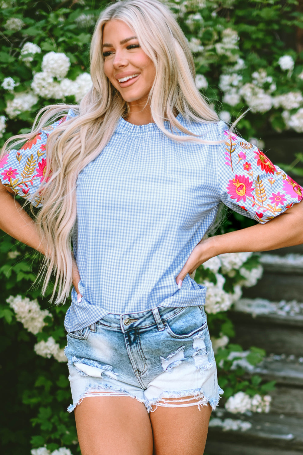 Blusa de manga bordada de gingham de azul claro