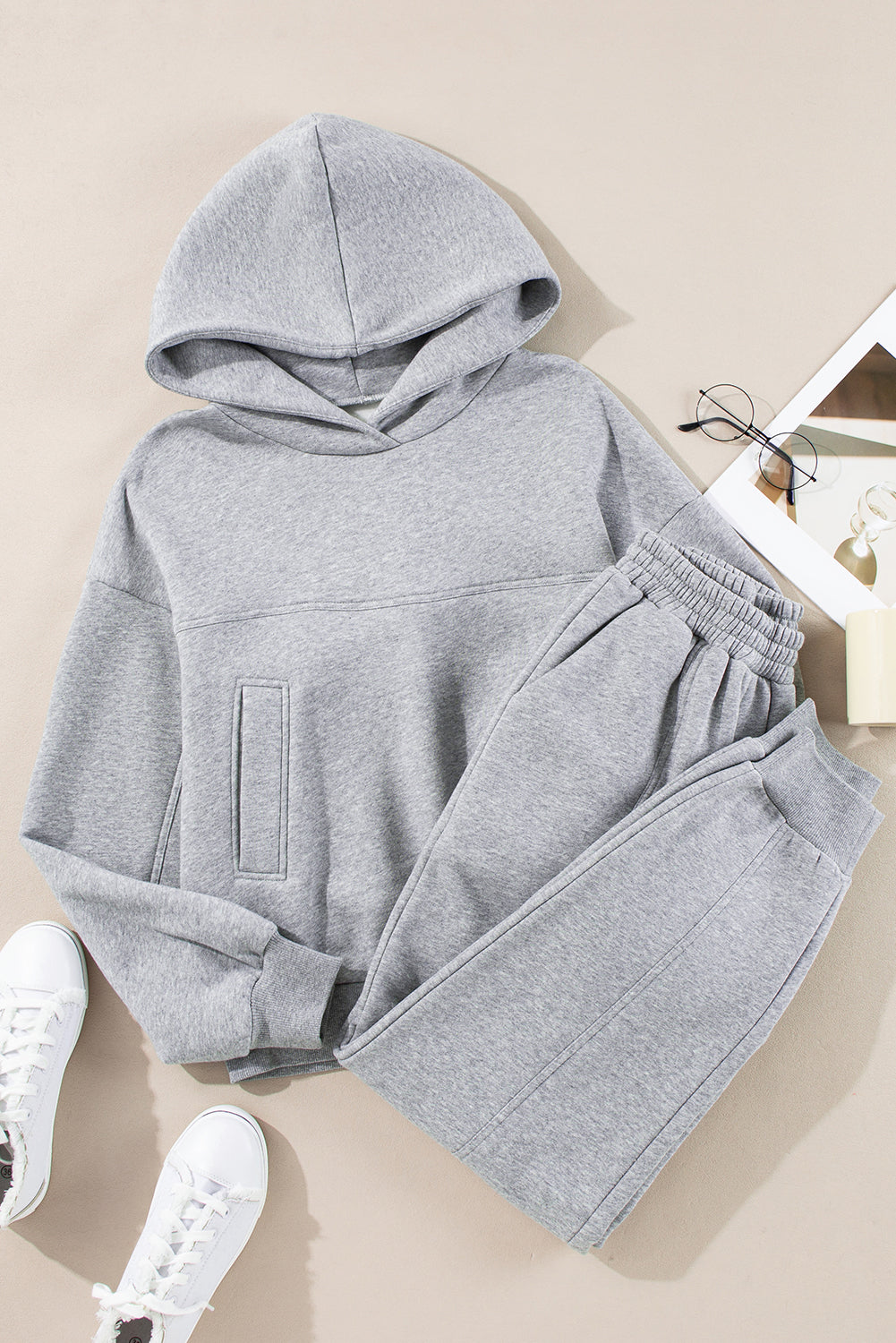 Ensemble de vêtements de sport gris uni à capuche et jogging à coutures apparentes