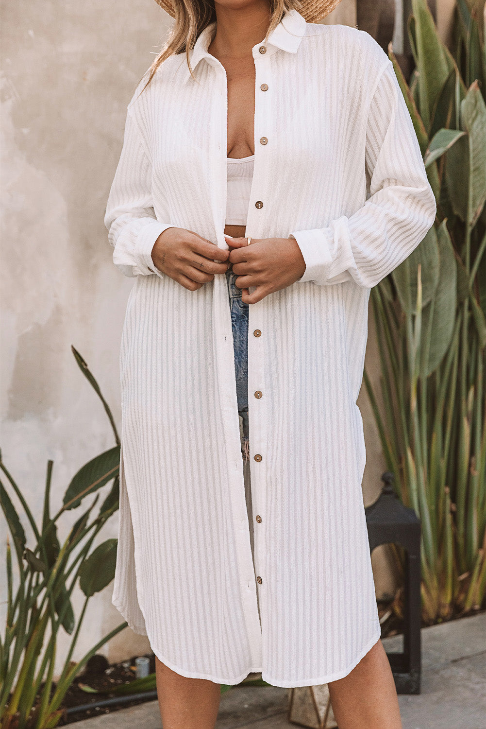 Robe chemise blanche à rayures et boutons froissés sur le devant