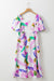 Vestido morado de medio largo con estampado abstracto, mangas hinchadas, espalda con cepillado