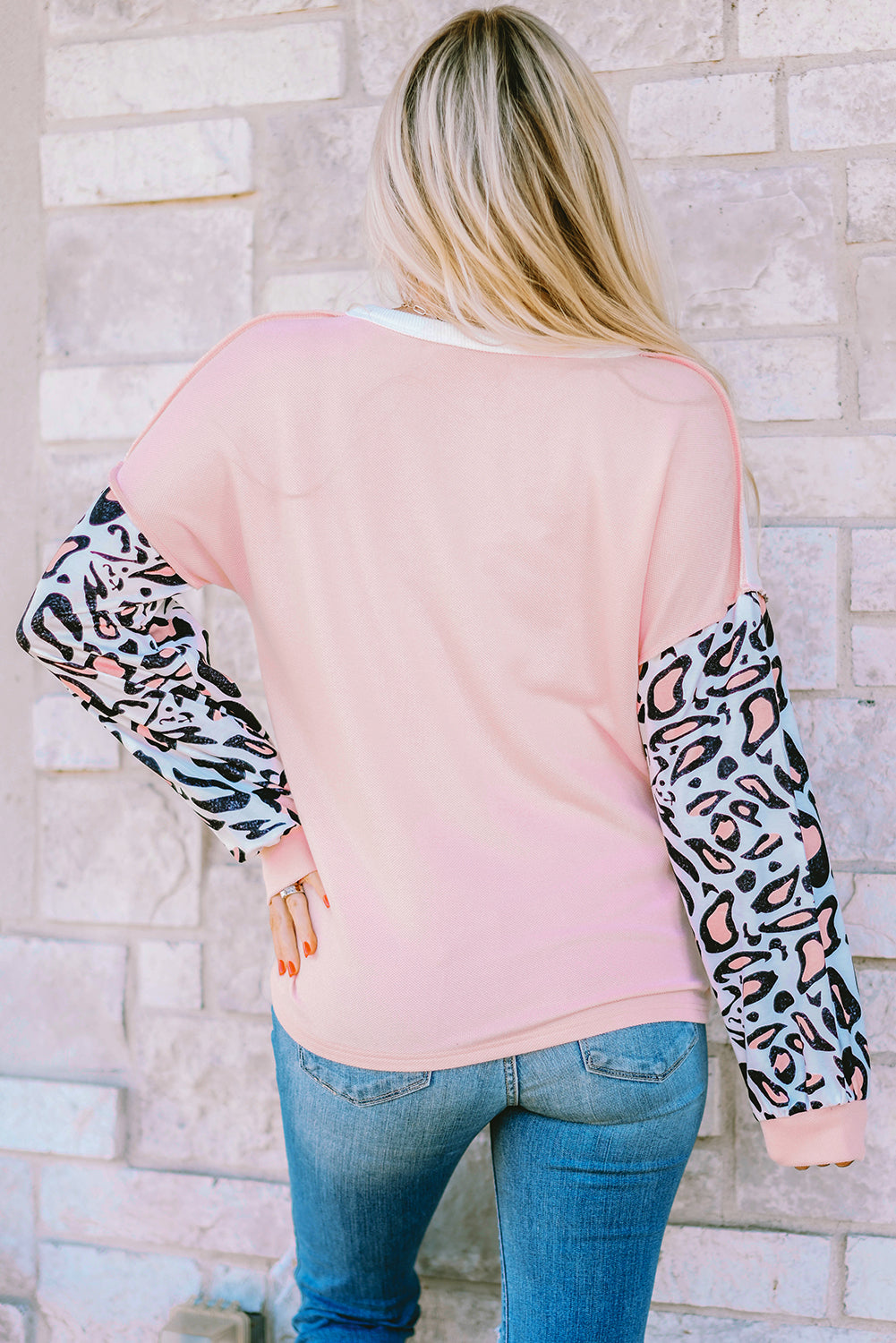 Top de punto tipo gofre con patchwork y mangas de leopardo rosa