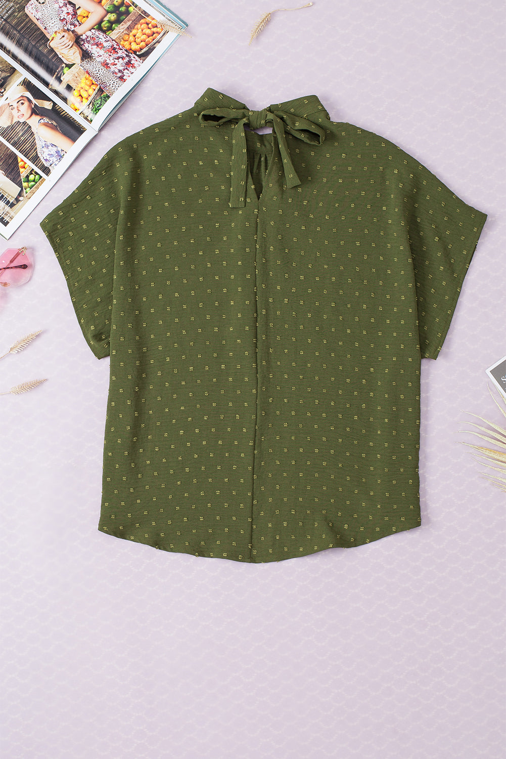 Blouse vert brume à pois suisses, col montant, manches chauve-souris