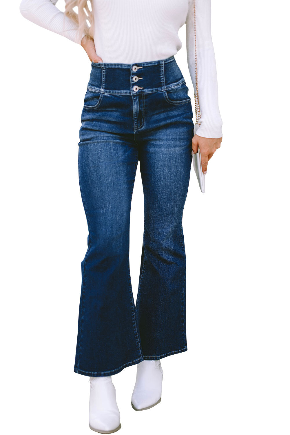 Pulsanti blu jeans flare con la cintura elastica elastica