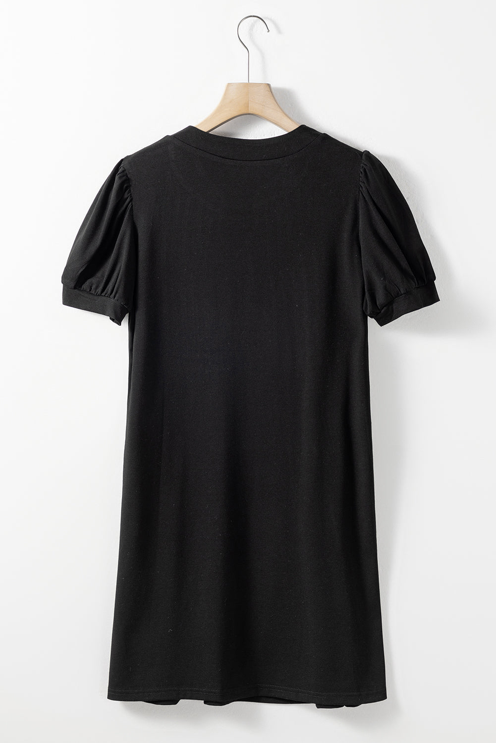 Robe t-shirt droite noire à col cranté et manches bouffantes plissées