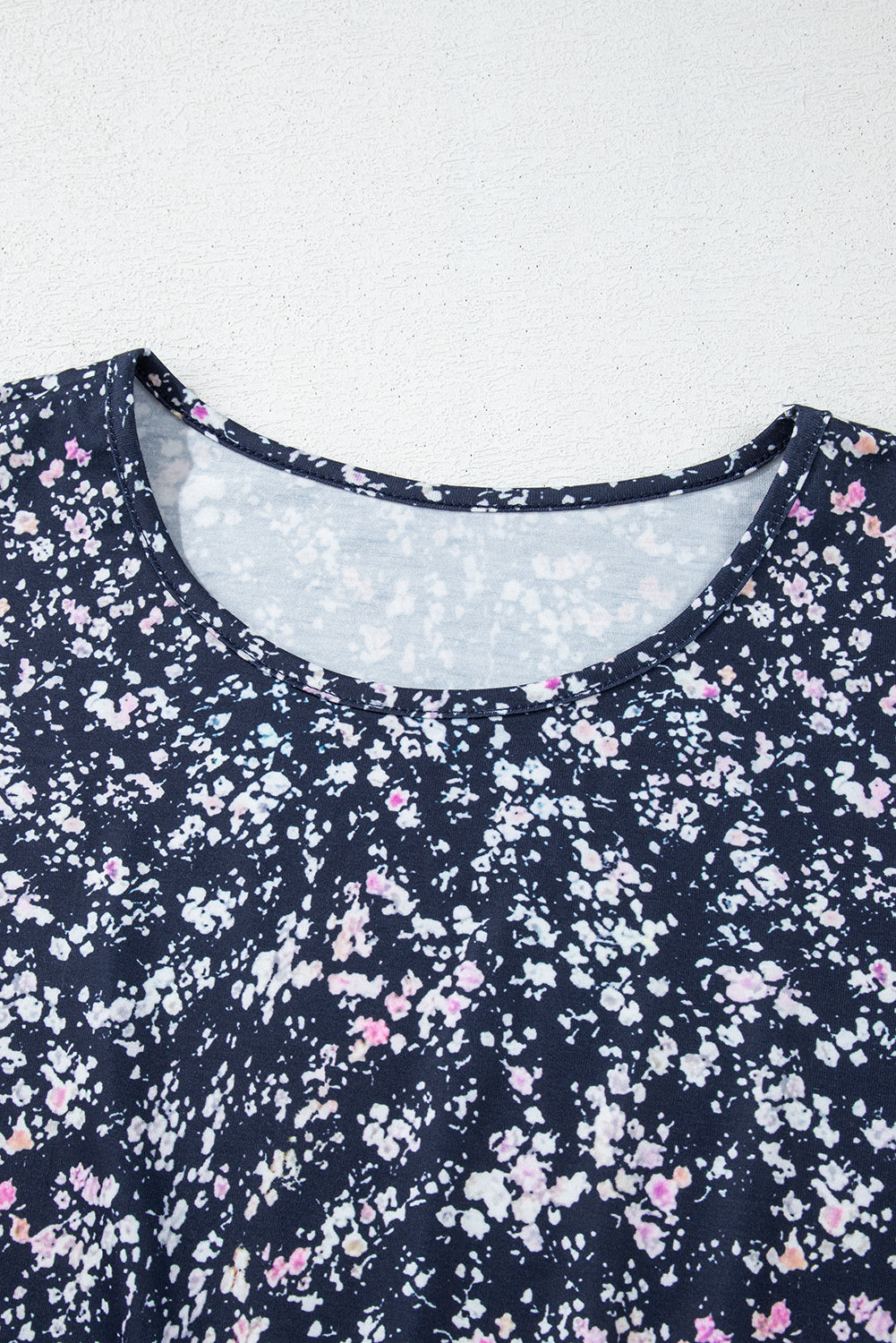 Block de color floral azul mosaico Poscado Rushled Hem Blouse de cuello redondo