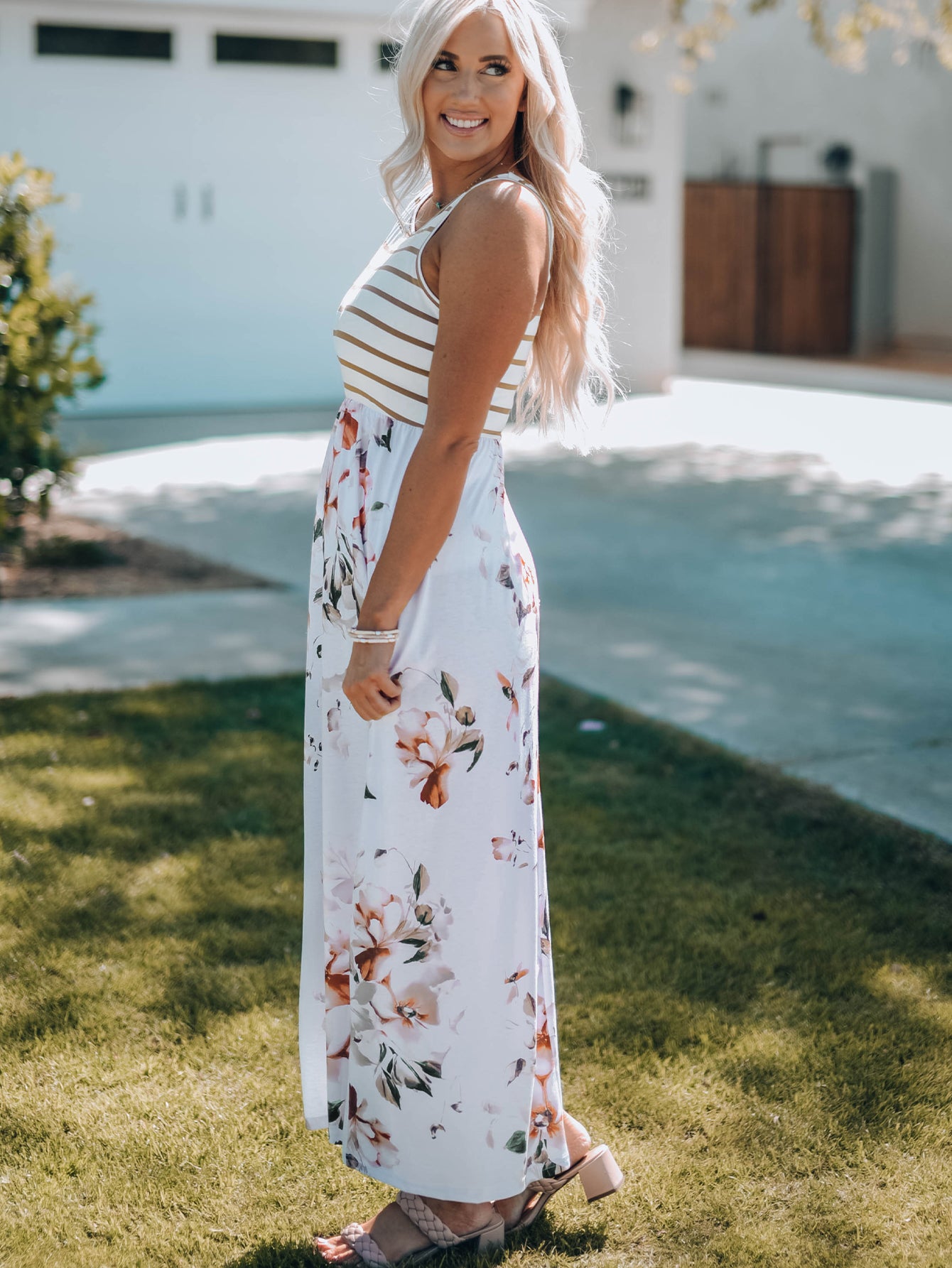 Robe longue blanche sans manches à imprimé floral et à rayures avec poche