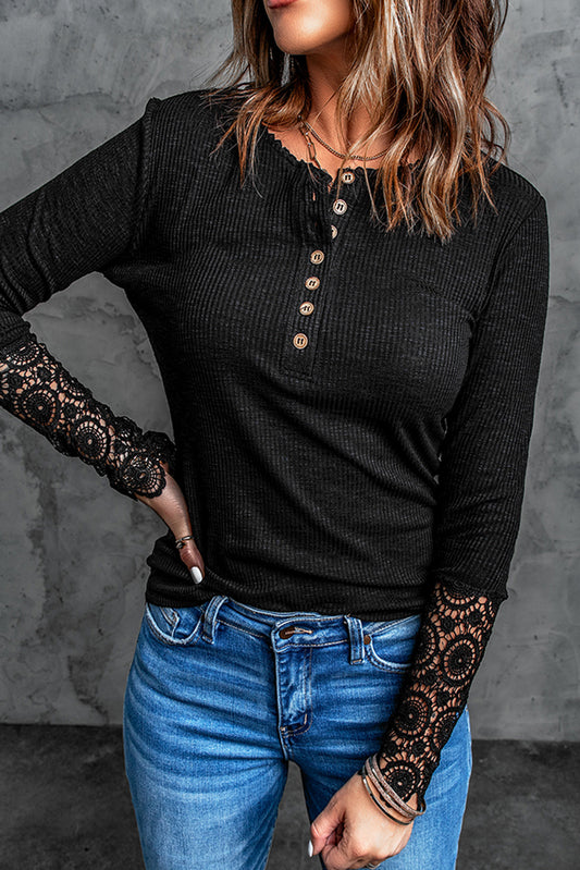 Top con botones y mangas con dobladillo de encaje de crochet negro