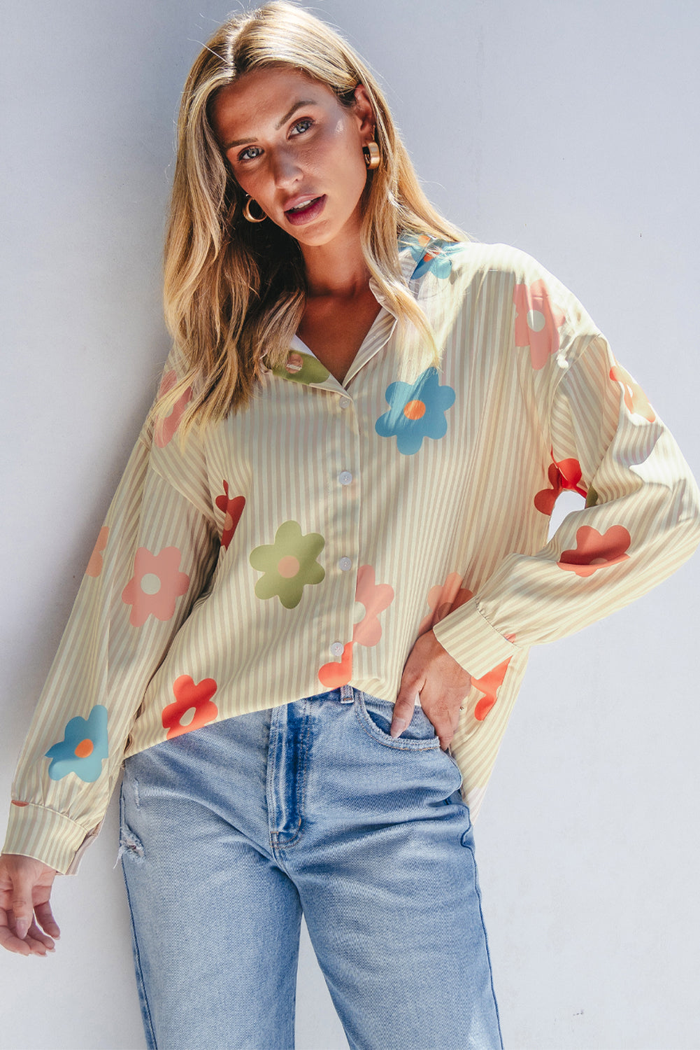 Loose -collar buttoned shirt and apricot floral print