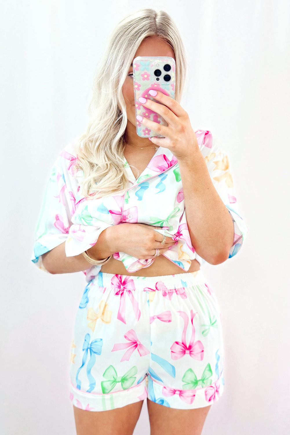 Ensemble pyjama blanc avec chemise boutonnée et short taille haute imprimé nœud papillon-A WOMAN WE LOVE
