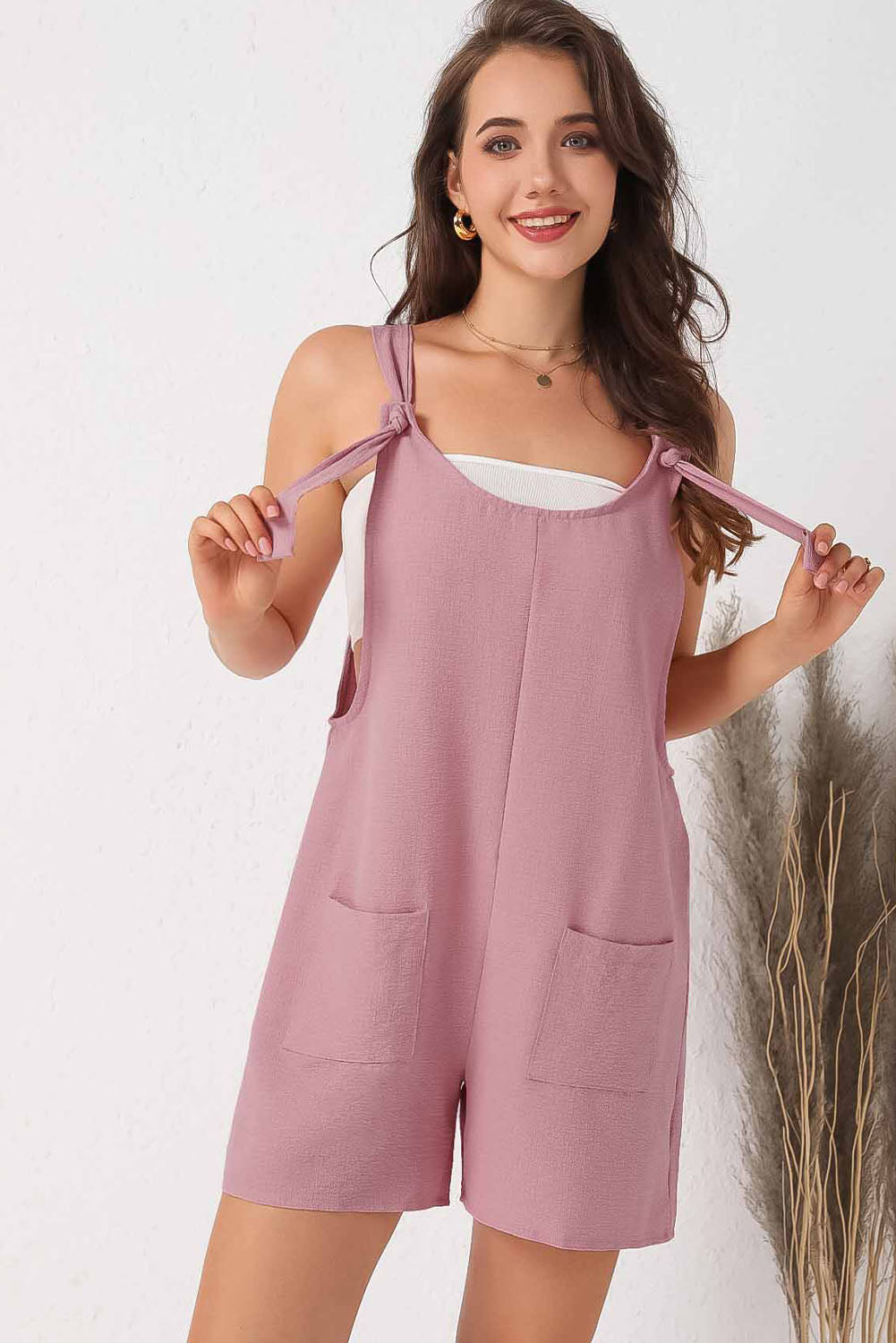 Combi-short texturée rose à bretelles réglables et poches-A WOMAN WE LOVE