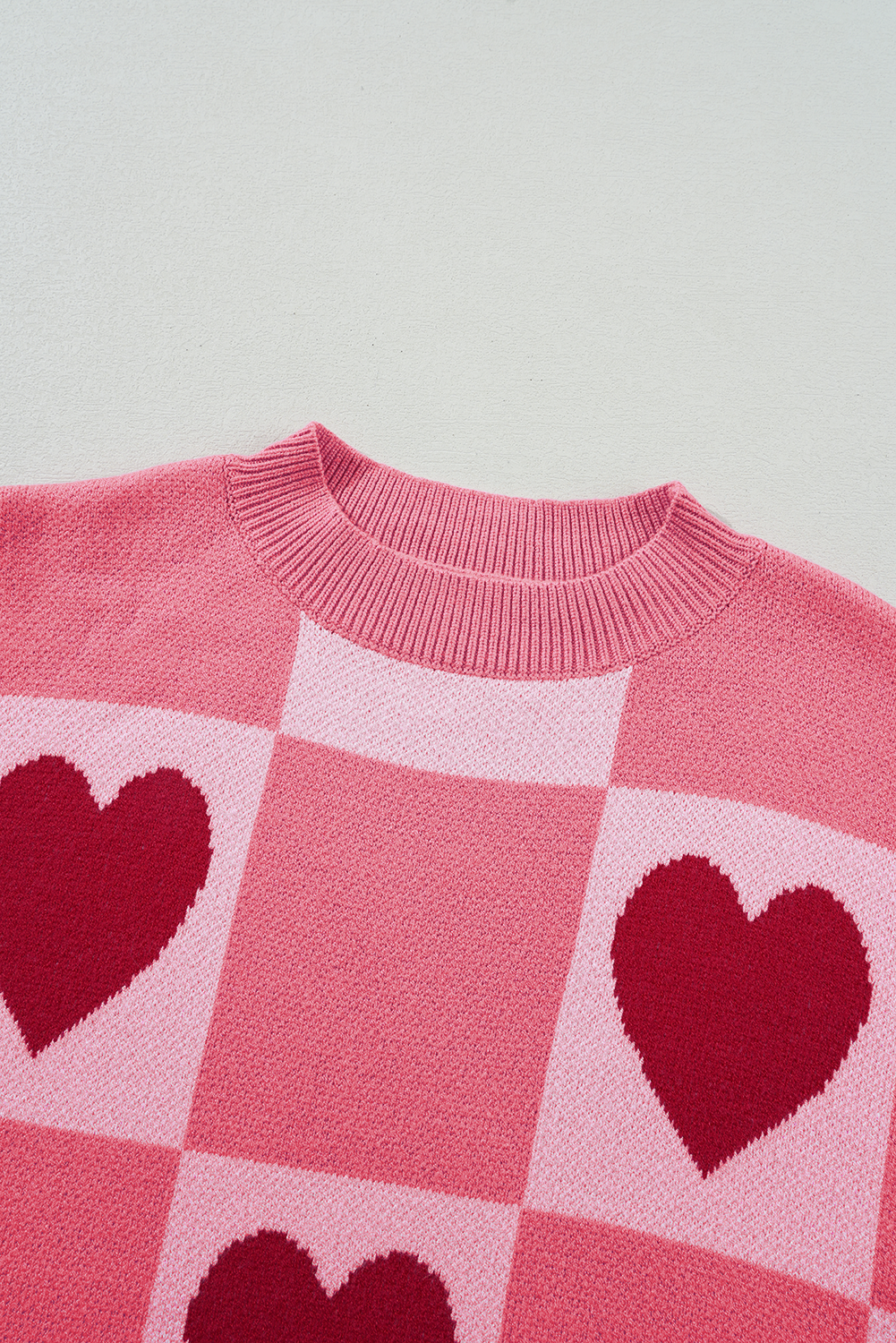 Pull de Saint-Valentin rose à manches lanternes et col montant en bloc de cœur d'amour de grande taille