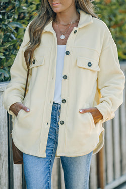 Chaqueta de camisa abotonada beige con cuello doblado