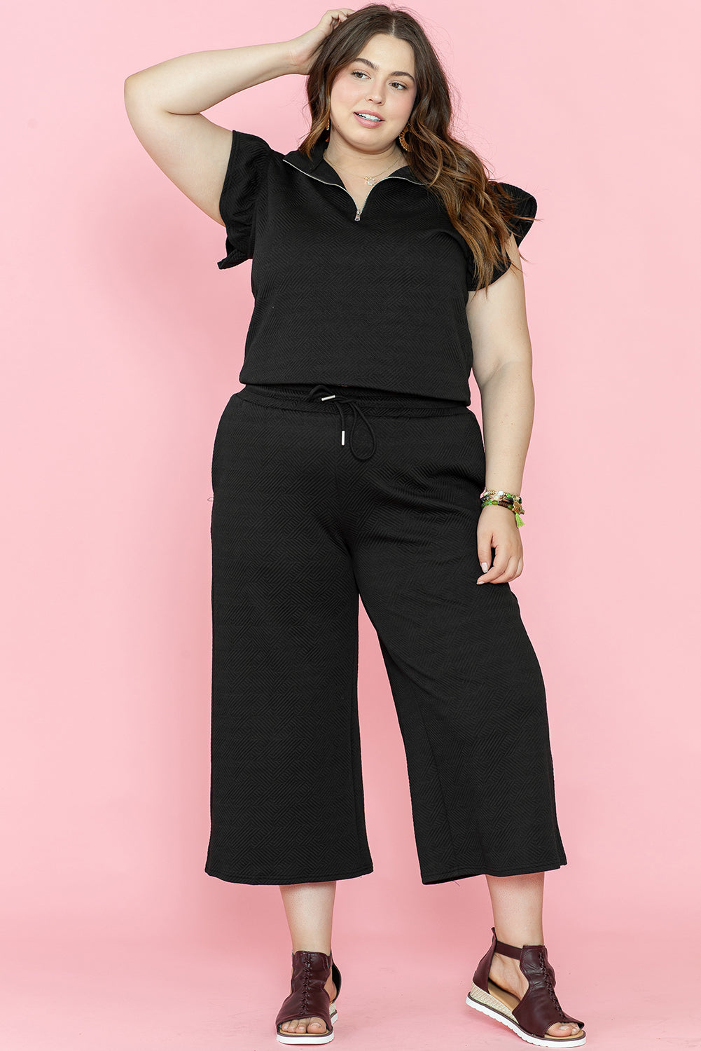 Ensemble pantalon large noir avec haut à manches volantées et quart de fermeture éclair