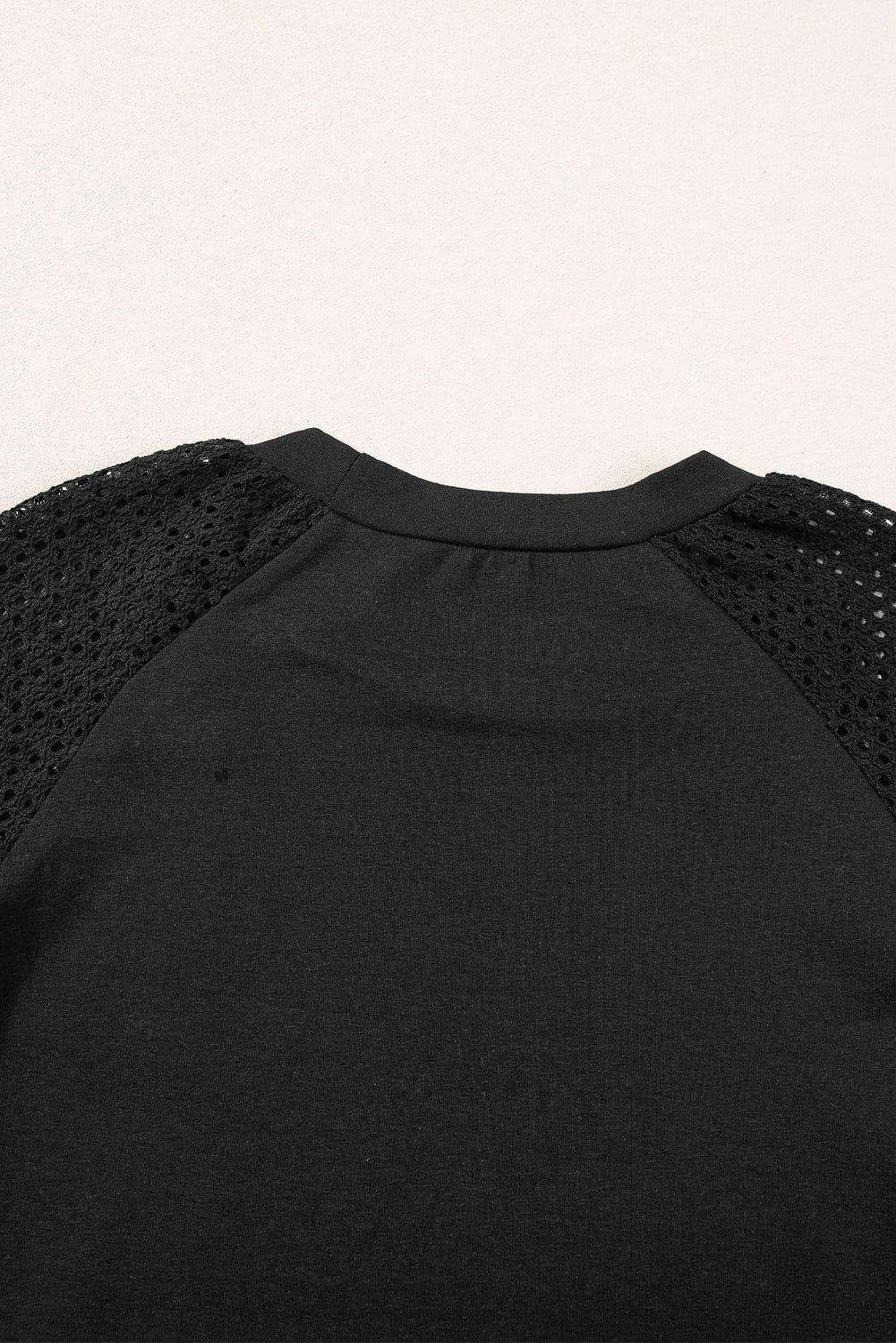 Camiseta negra con mangas a media larga y cuello de encaje redondo