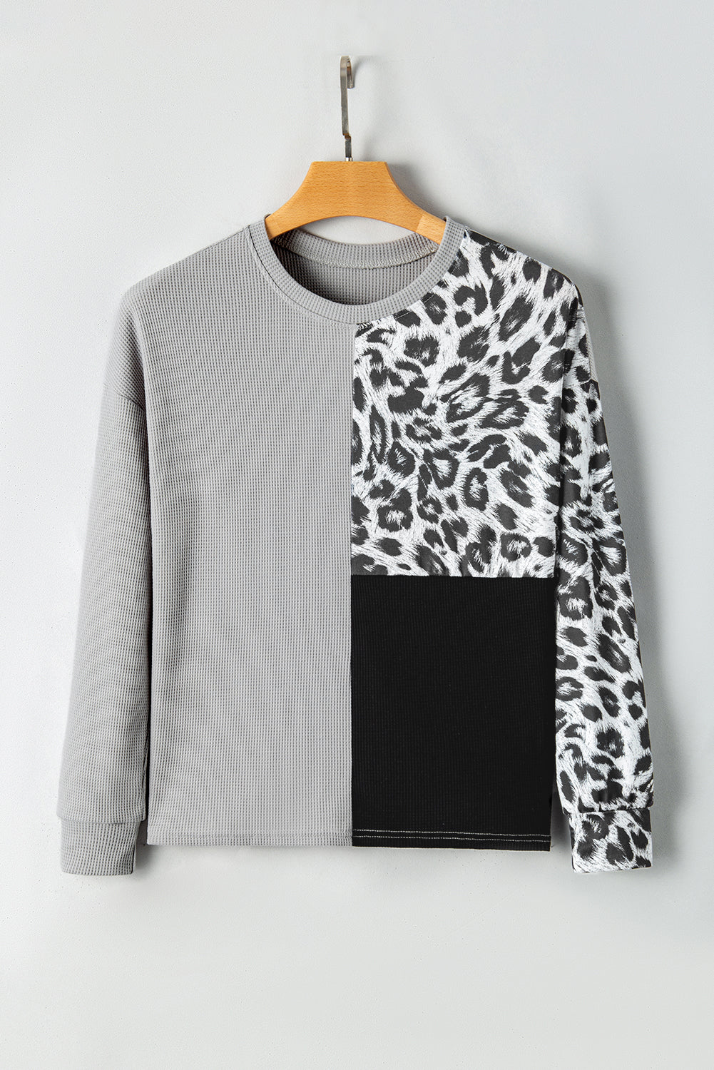 Top de punto tipo gofre con bloques de color de leopardo gris claro