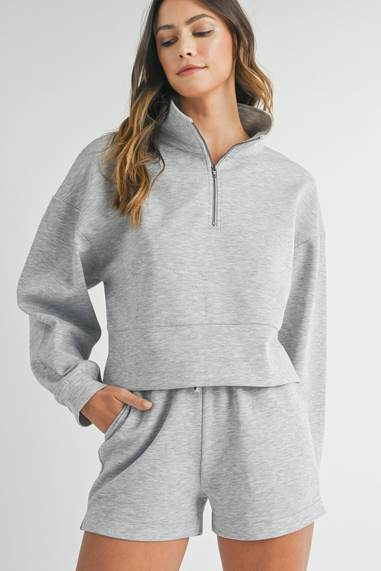 Ensemble sweat-shirt zippé et short gris clair à col montant