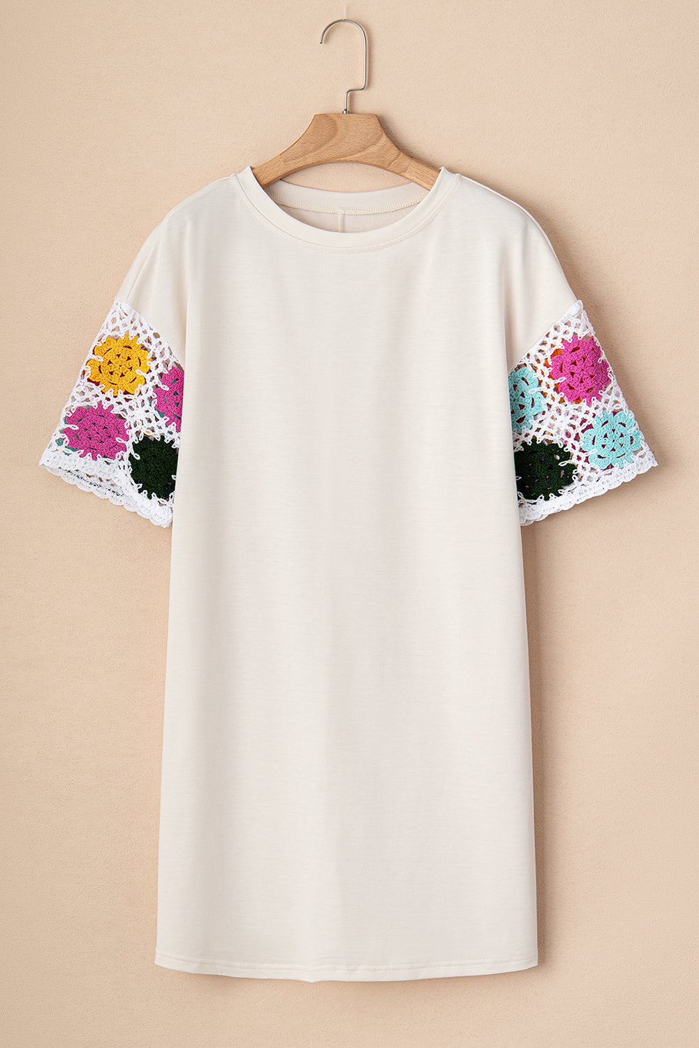 Weiße Blumenhäkchen Spleißhülsen -T -Shirt -Kleid