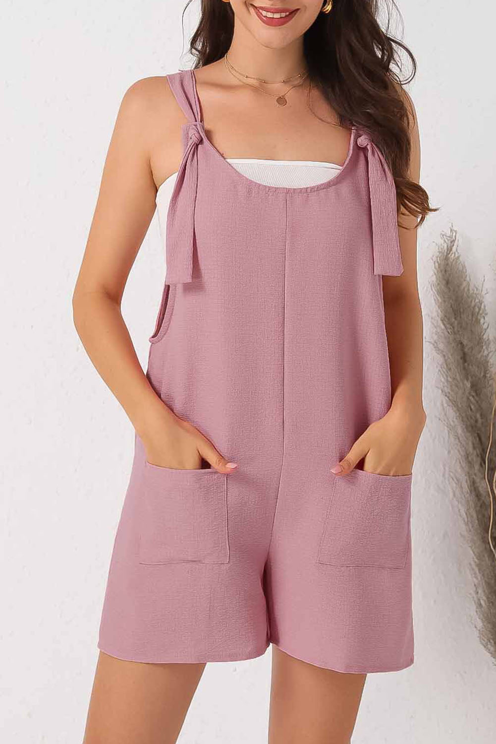 Combi-short texturée rose à bretelles réglables et poches-A WOMAN WE LOVE