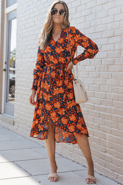 Vestido de billetera naranja con estampado floral y cinturón