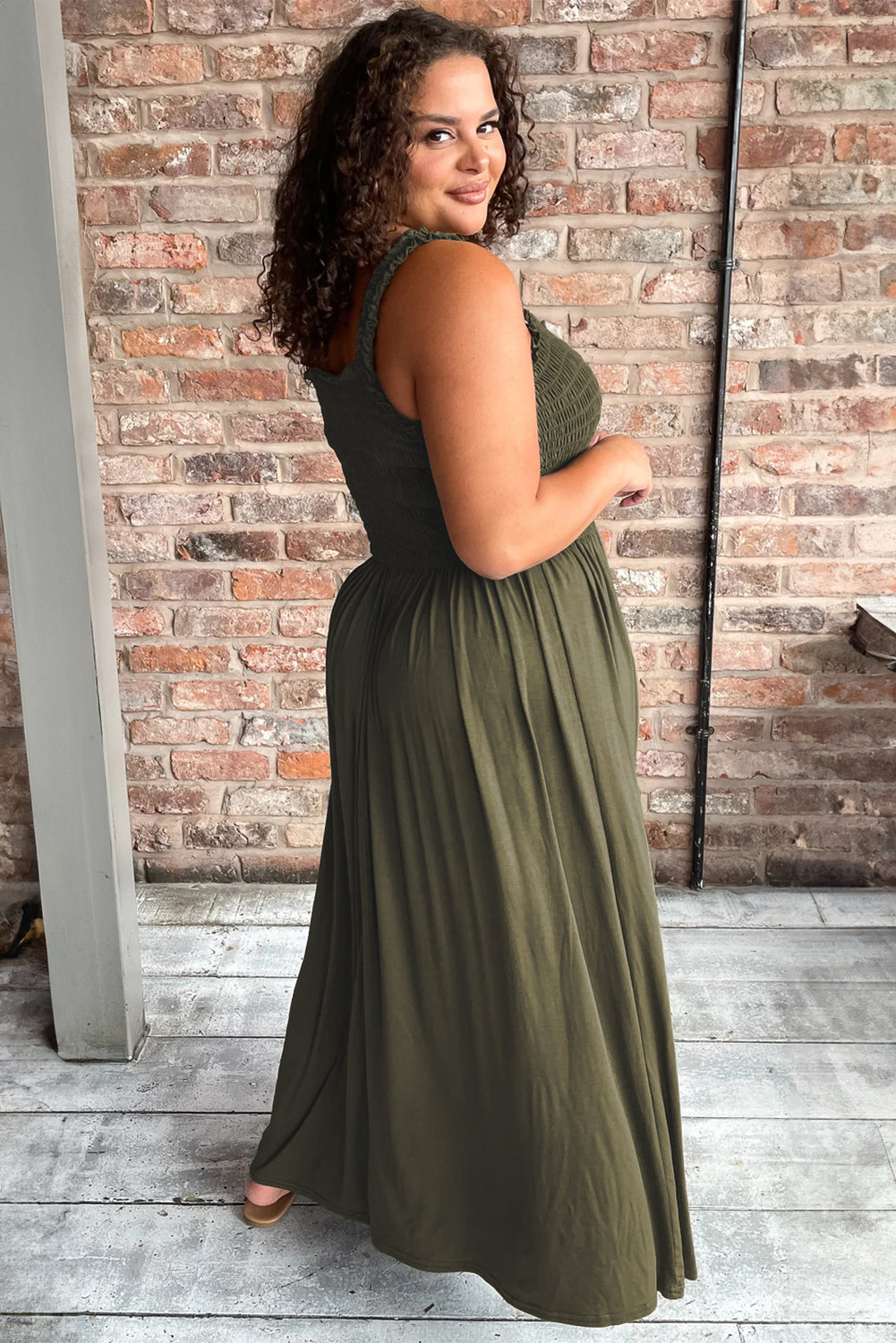 Robe longue vert jungle à buste froncé sans manches, grande taille