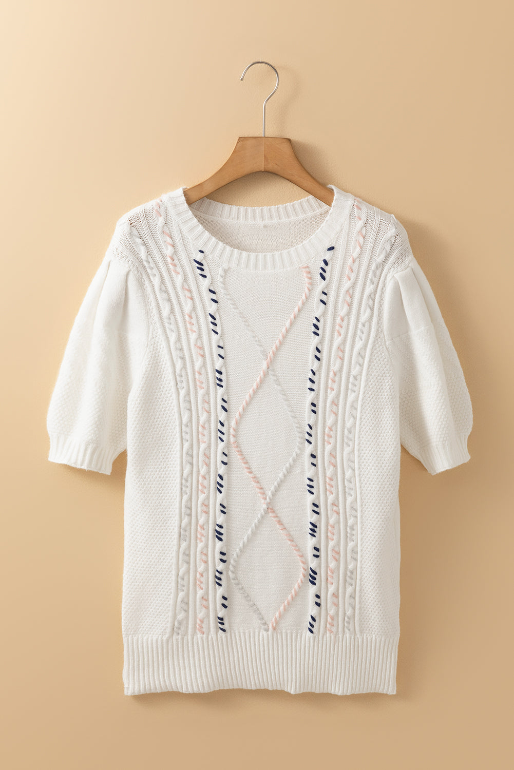 Pull blanc à manches courtes en tricot torsadé avec surpiqûres multicolores