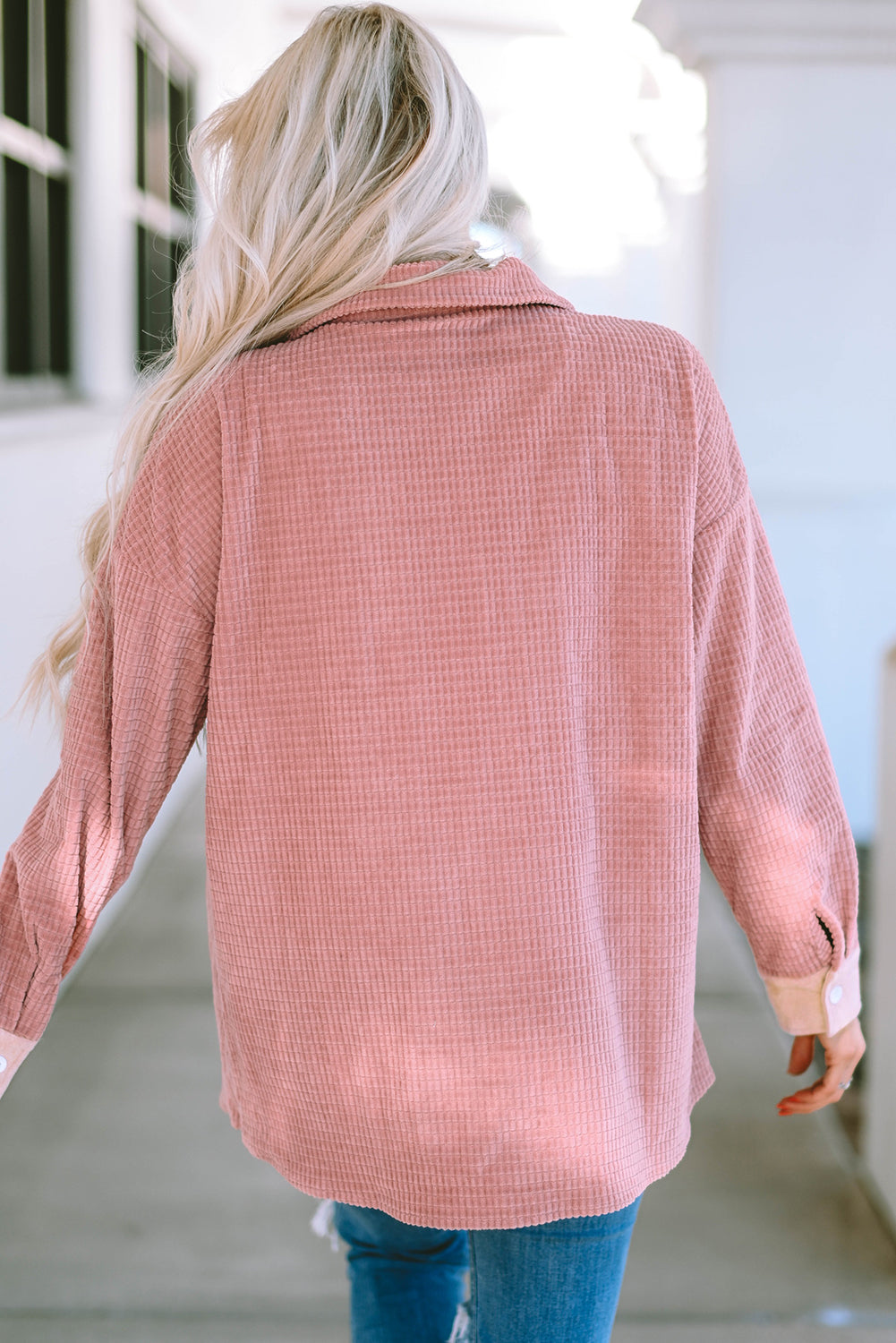 Veste texturée à épaules tombantes avec poches à rabat et fleurs de pêcher