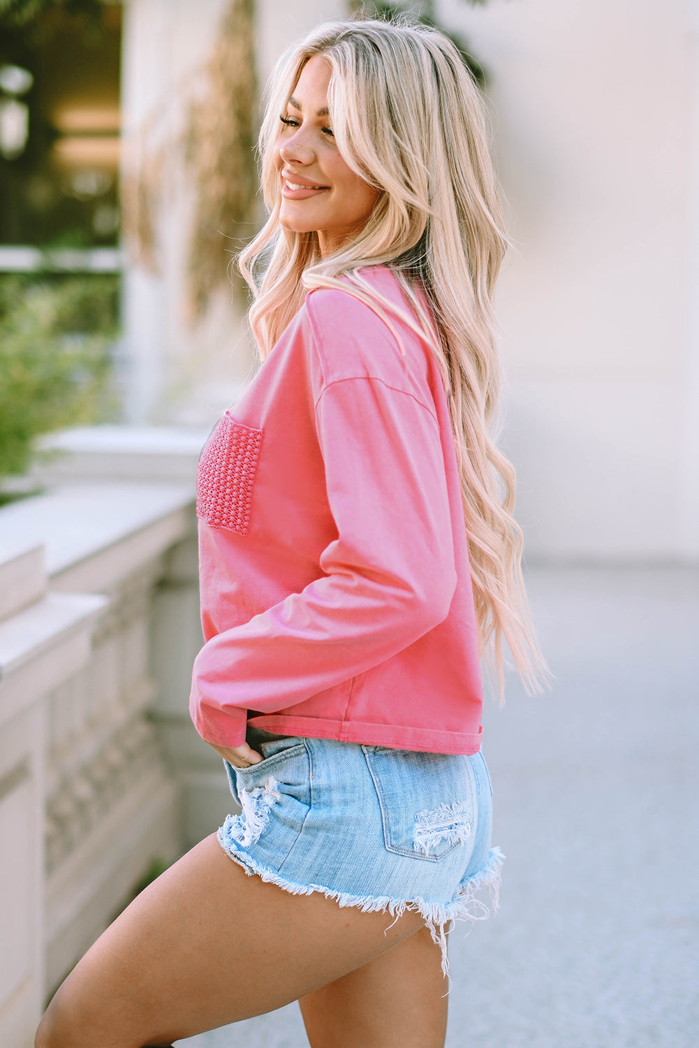 Camiseta de manga larga con bolsillo de parche de encaje rosa