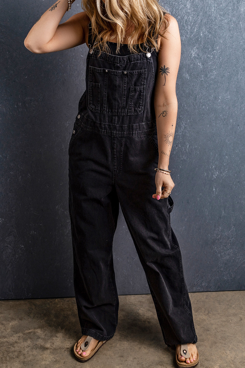 Schwarze verstellbare Schnallengurte Multi -Taschen -Denim Overalls