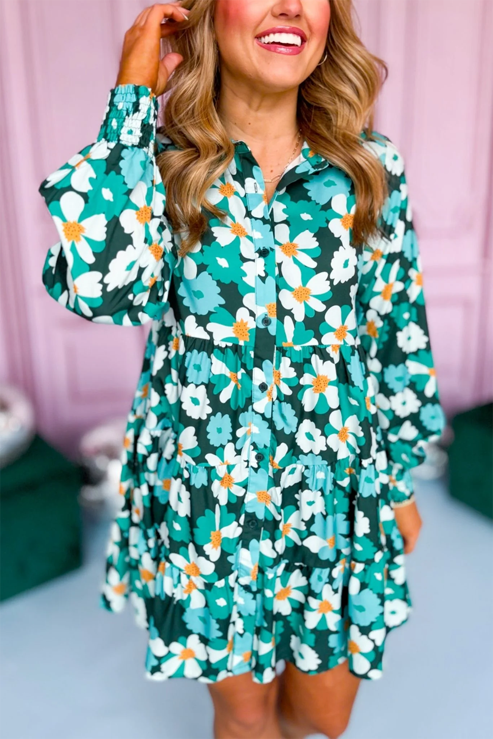 Robe chemise verte à fleurs et manches longues bouffantes