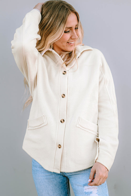 Chaqueta beige abotonada con bolsillo y dobladillo crudo