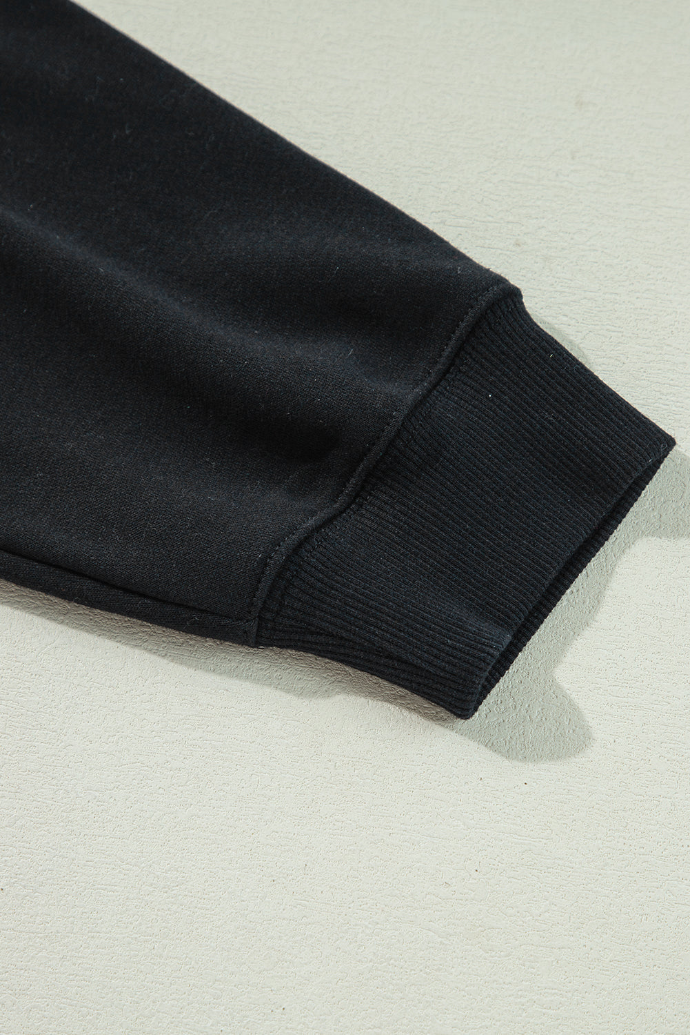 Sudadera negra unida con cuello y hombros caídos, gran tamaño