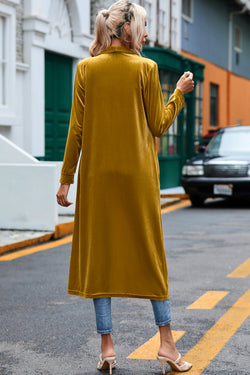 Pluma larga abierta en terciopelo amarillo con bolsillos en el frente