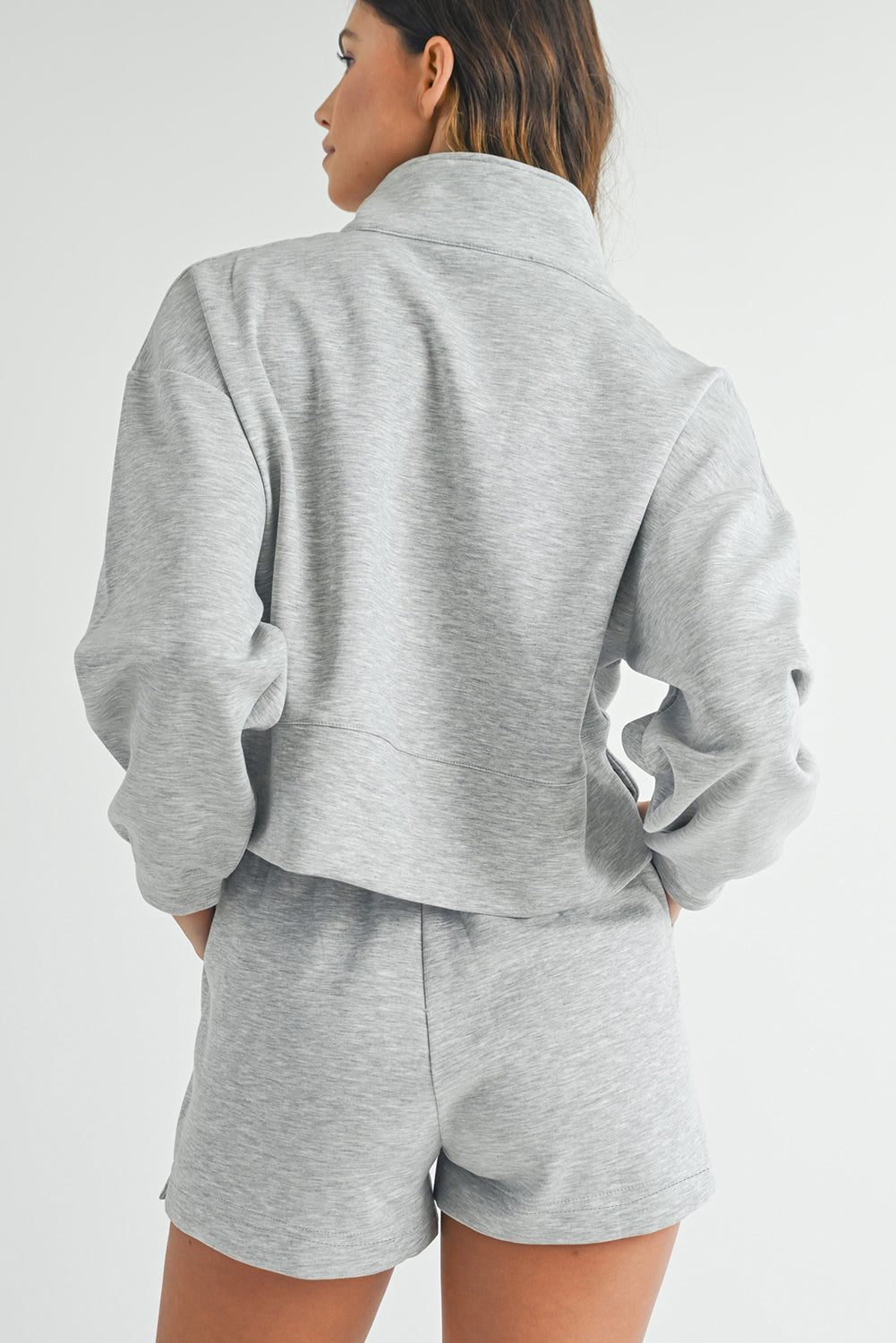 Conjunto de sudadera y pantalones cortos con cremallera y cuello alto en color gris claro