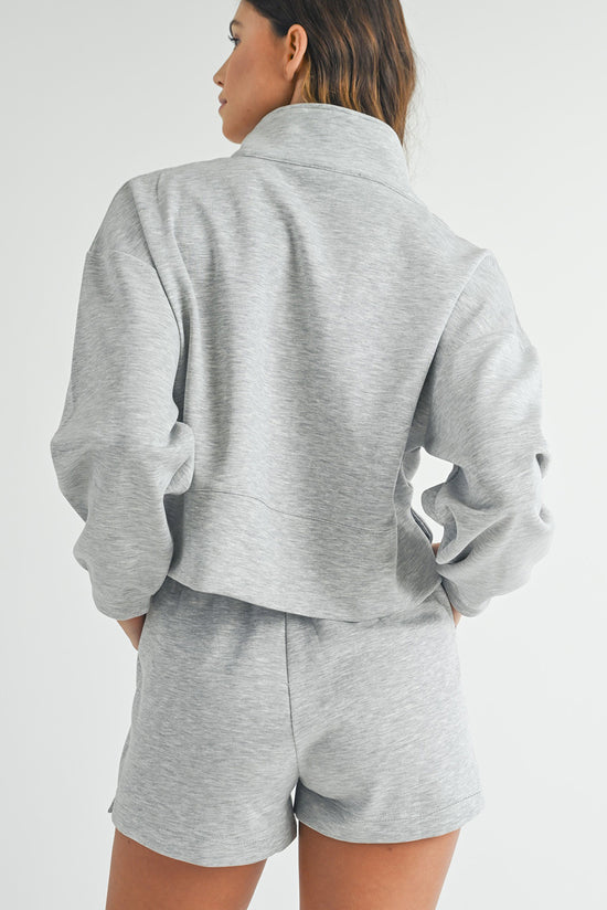 Ensemble sweat-shirt zippé et short gris clair à col montant