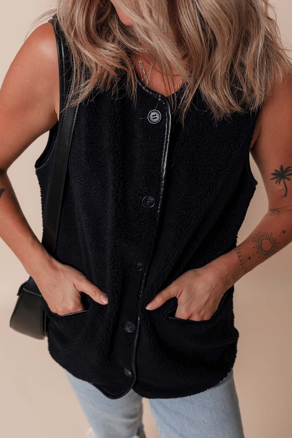 Strong fleece vest with contrasting side pockets in black leather