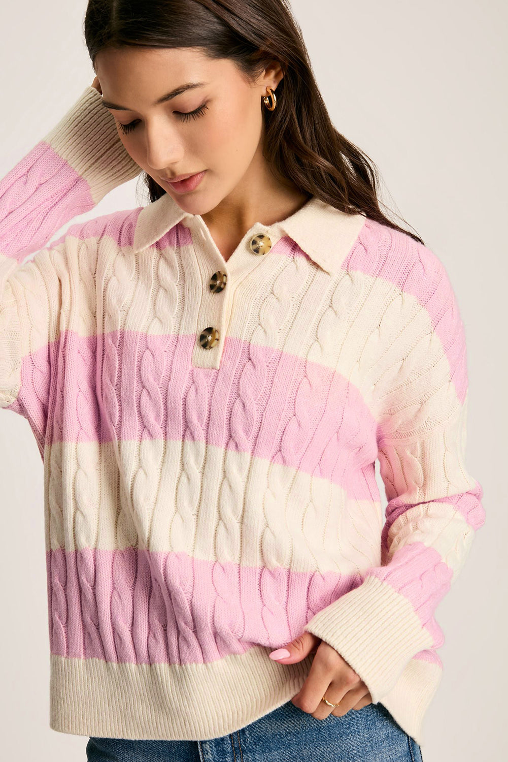 Suéter Henley con cuello y punto trenzado de rayas rosas