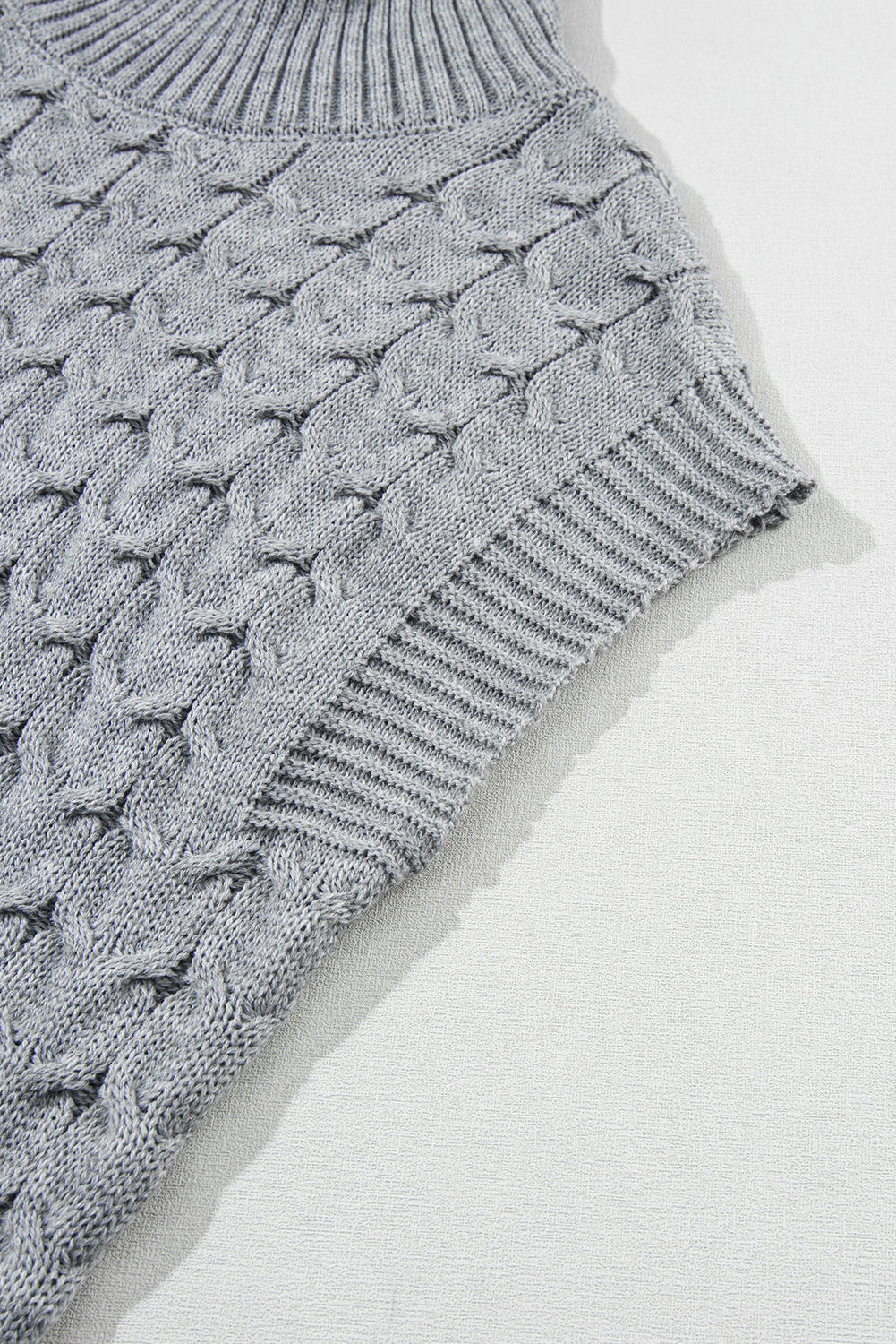 Mittelgrauer Kabel -Strick -Rollkragenpullover -Fledermauspullover