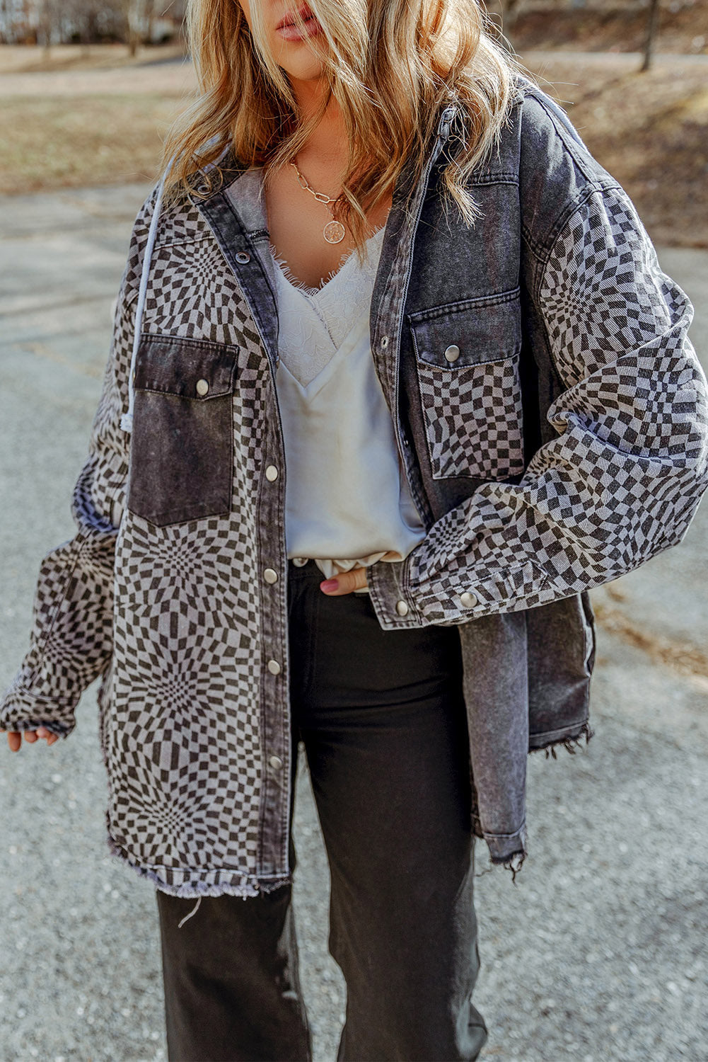 Veste en jean à capuche et ourlet effiloché gris à carreaux et patchwork