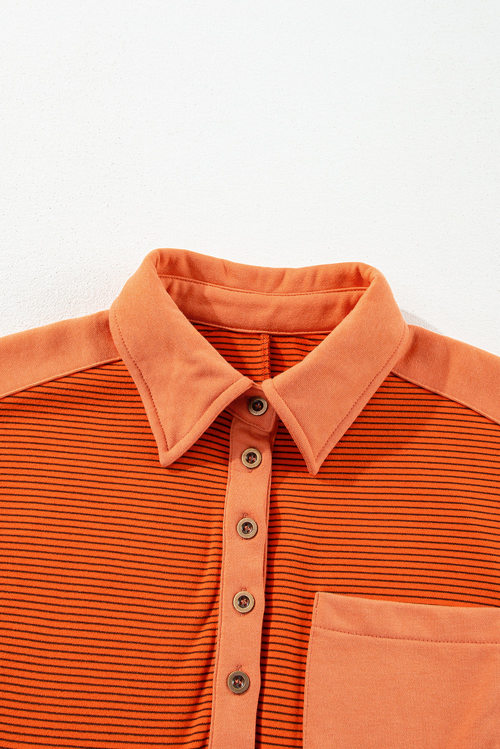 Orangefarbener Streifen freiliegende Naht Henley Turndown Neck Puff-Ärmel Sweatshirt