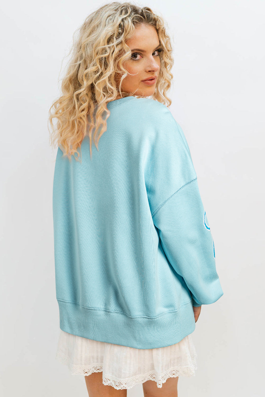 Beau Blue - Sweat-shirt surdimensionné à paillettes et nœud papillon à épaules tombantes