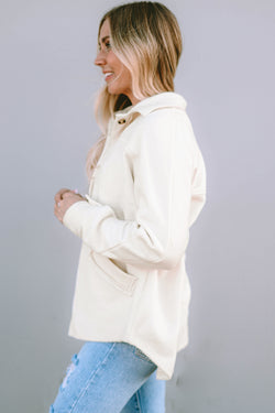 Chaqueta beige abotonada con bolsillo y dobladillo crudo