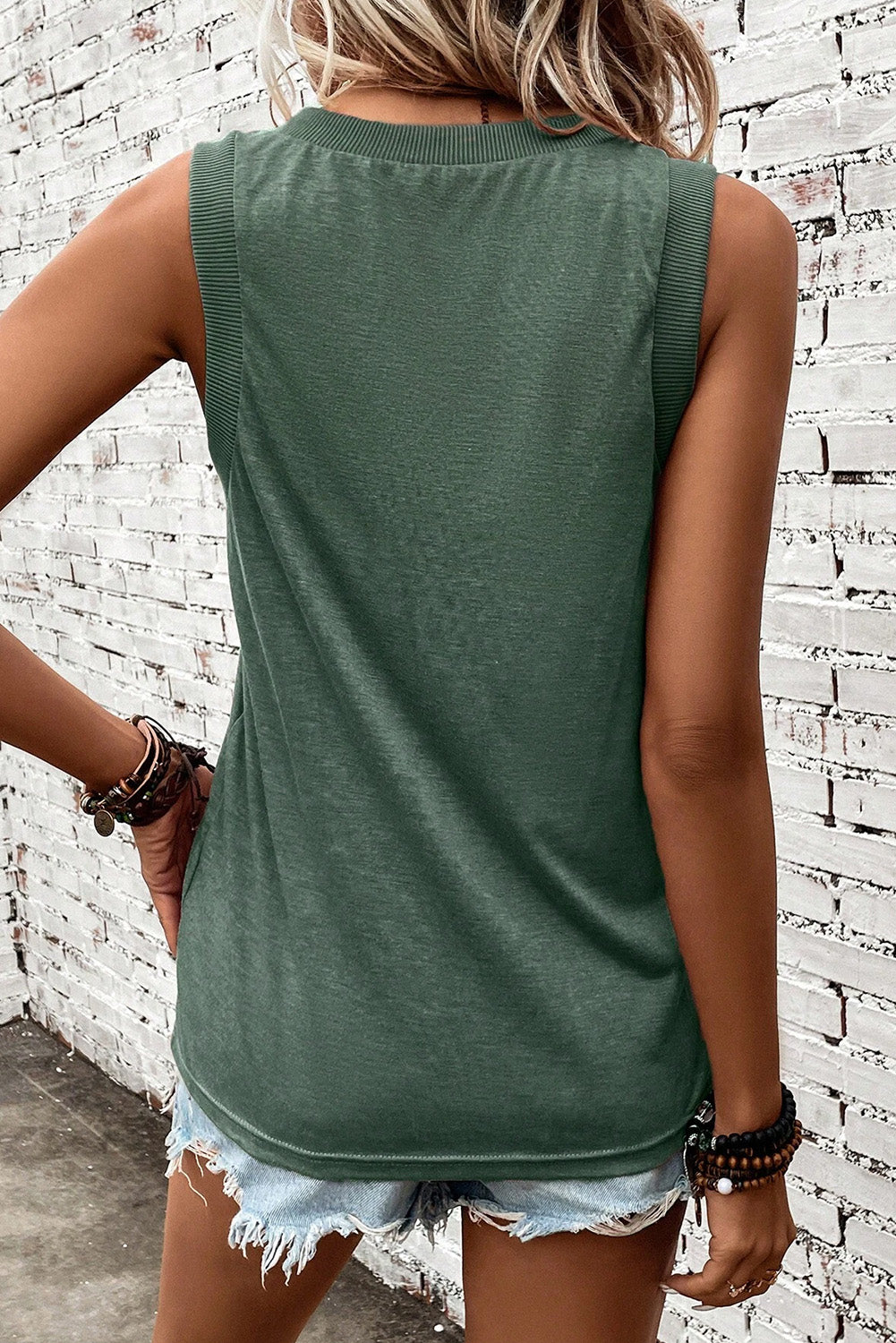 Nebel grün gerippter V -Neck -Tank