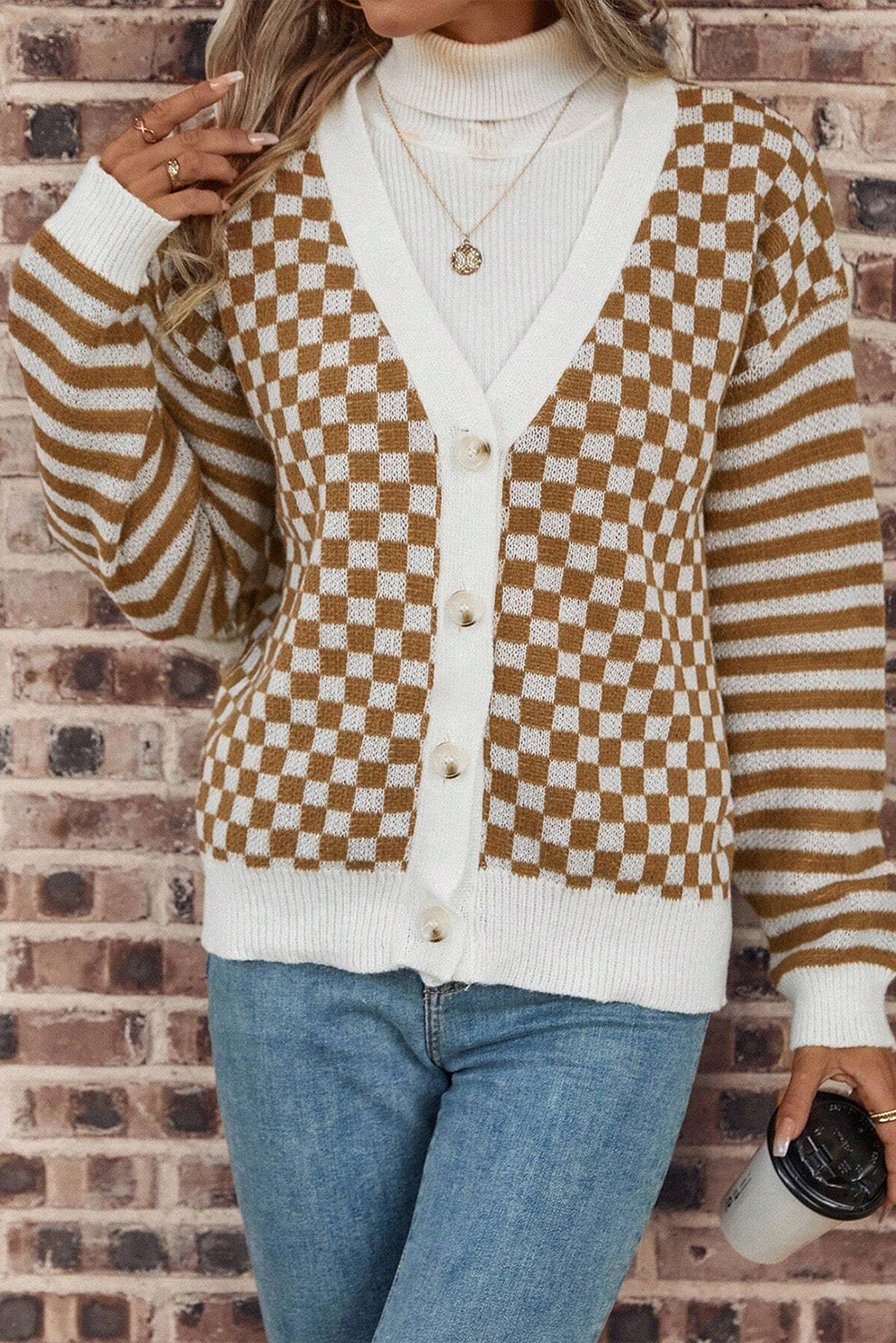 Cardigan marron à col en V boutonné et rayé à carreaux-A WOMAN WE LOVE